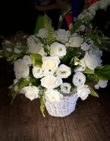 Cesto di fiori bianchi