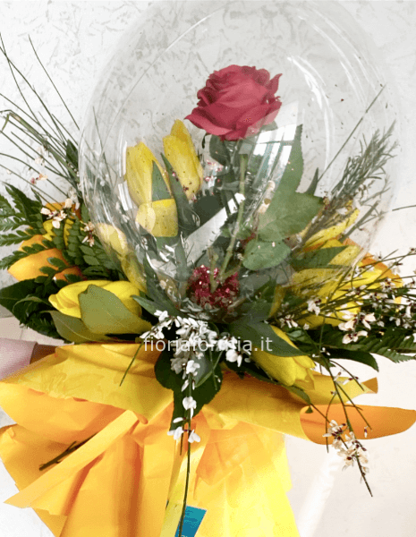 Baloon con rosa e bouquet fiori